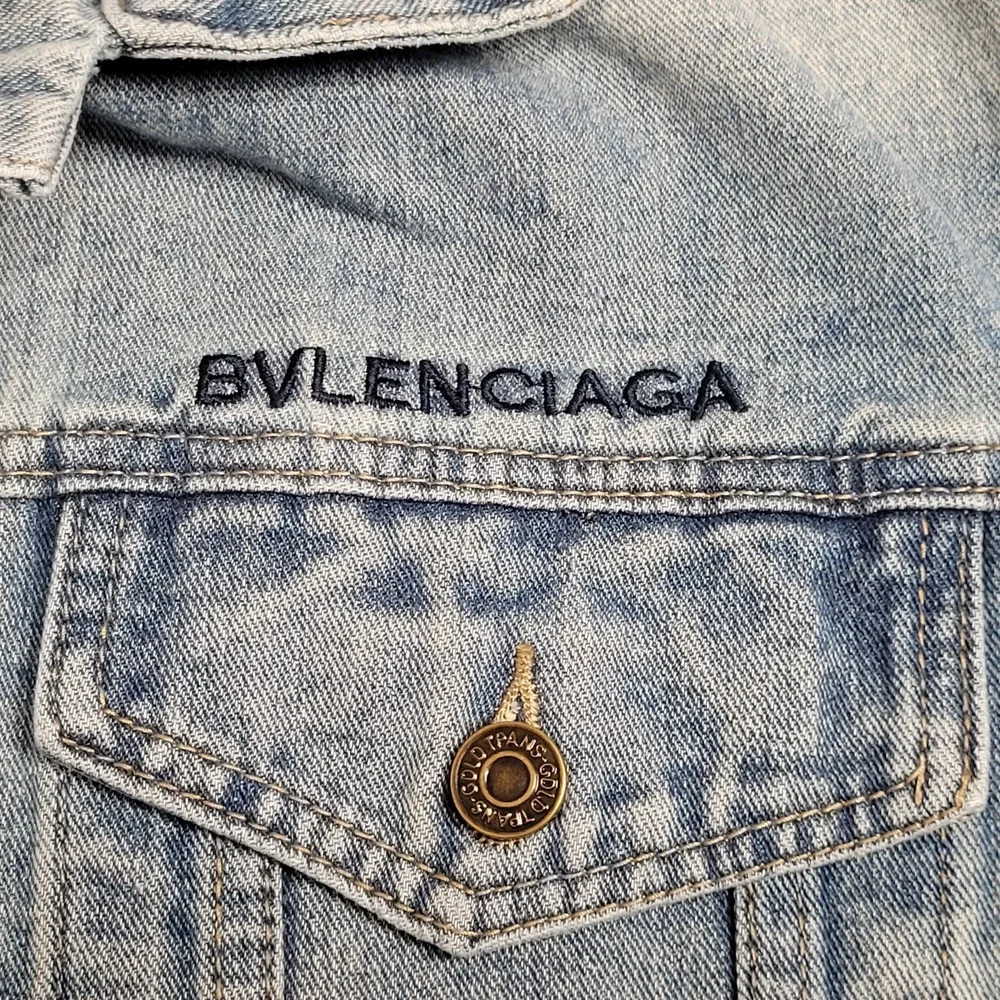 Vintage Style Denim Jacket Womens L Light Wash‎ Distressed Trucker Sloping Hem